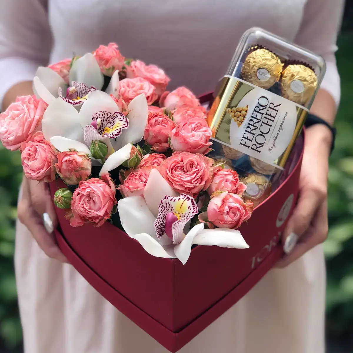 Firstfloral - это онлайн-магазин цветов, который предлагает вам широкий выбор букетов и композиций для подарка вашей любимой
